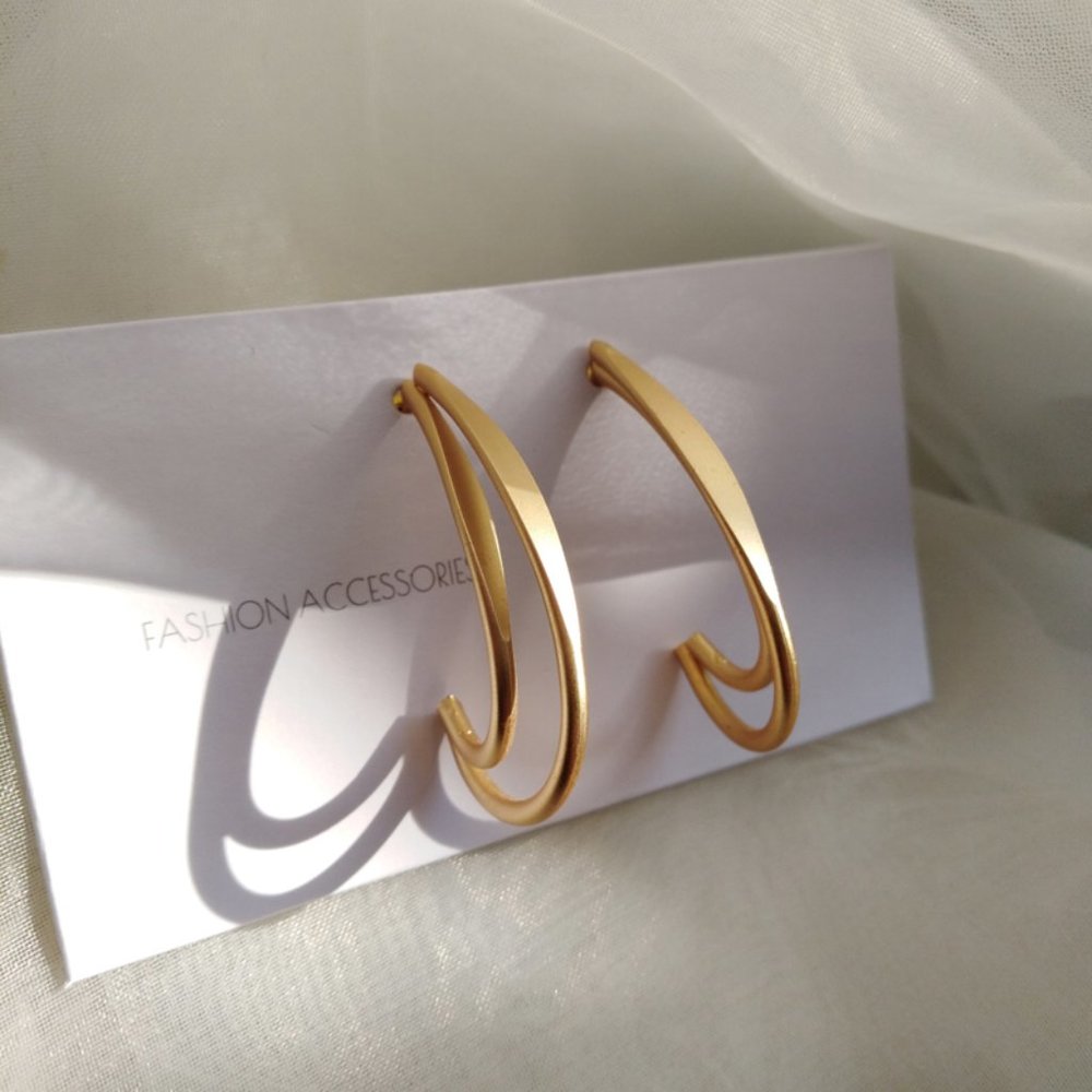 Modern Curve Hoop Earrings - Picture 5 of 13